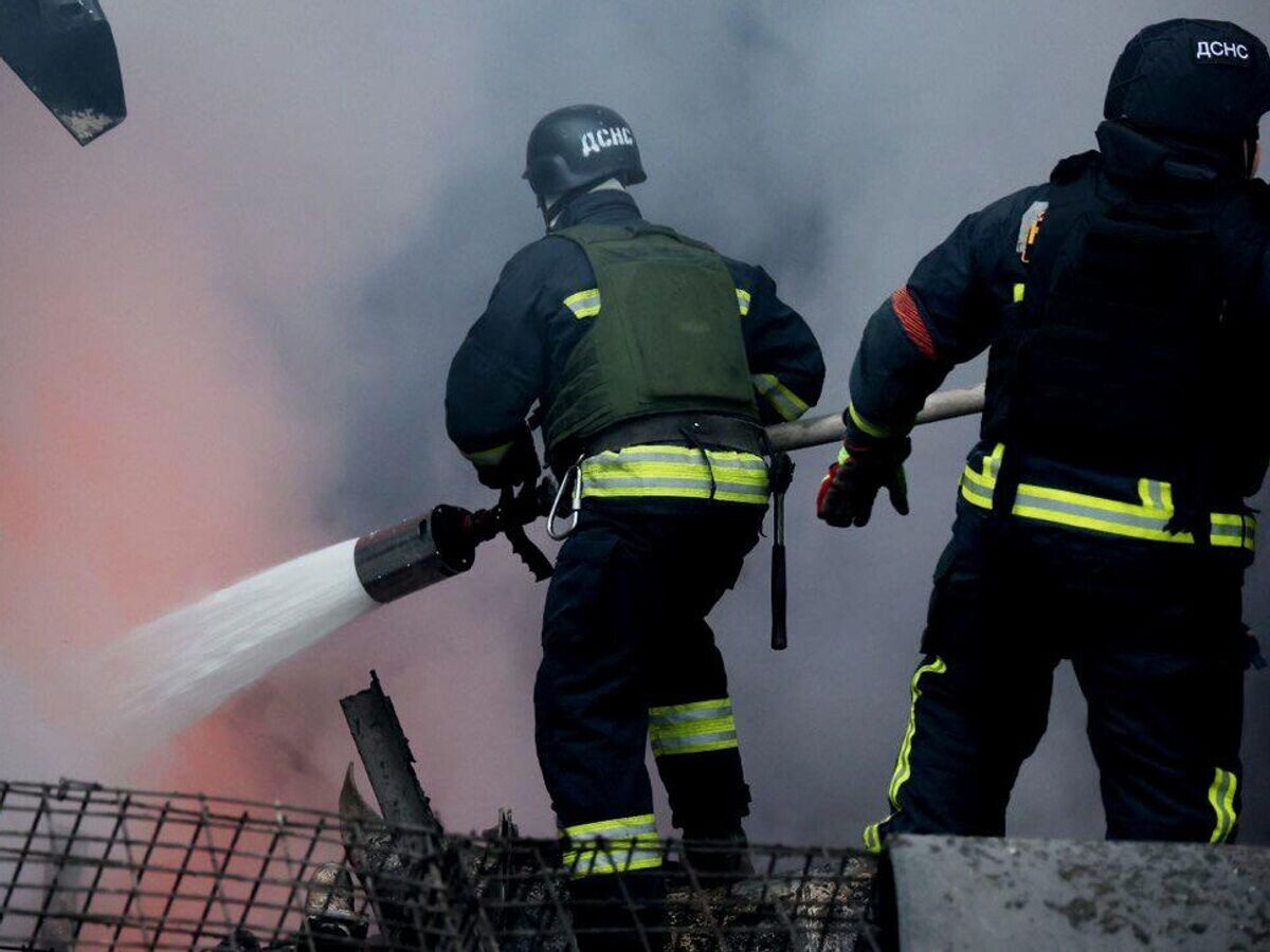    Пожарные тушат пожар после удара по энергетической системе в Днепропетровской области© Фото : ГСЧС Украины