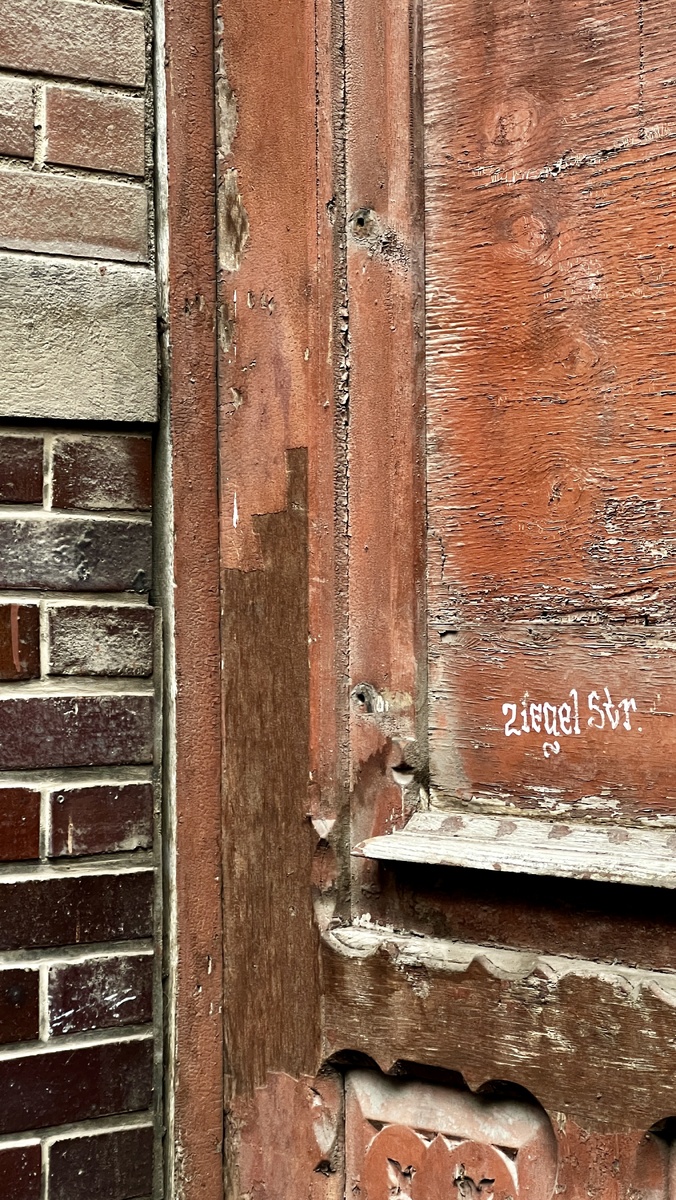 Ziegelstraße,  надпись на двери на одном из домов на ул. Кирпичной