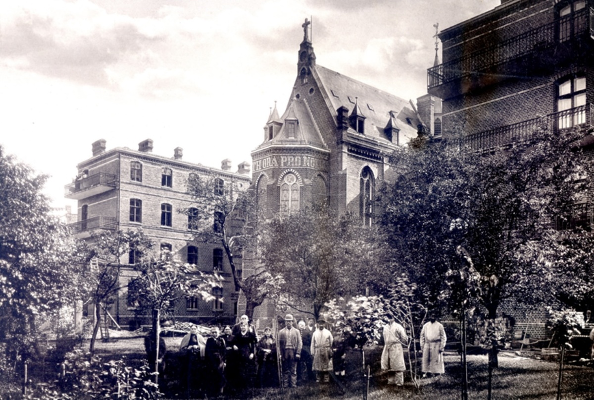 Святая Елизавета-всемирно почитаемая католическая святая, проповедавшая идеалы милосердия и служения бедным. Именно эти идеалы легли в основу католического ордена «серых сестёр», под покровительством которого и была в 1864 г. основана эта больница