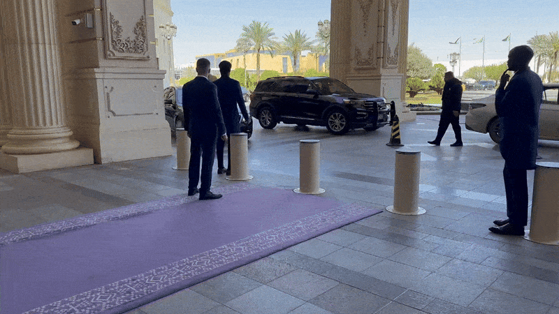    Российская делегация прибыла к месту проведения переговоров с представителями США в Эр-Рияде. Видео: ТГ-канал "Звезда"