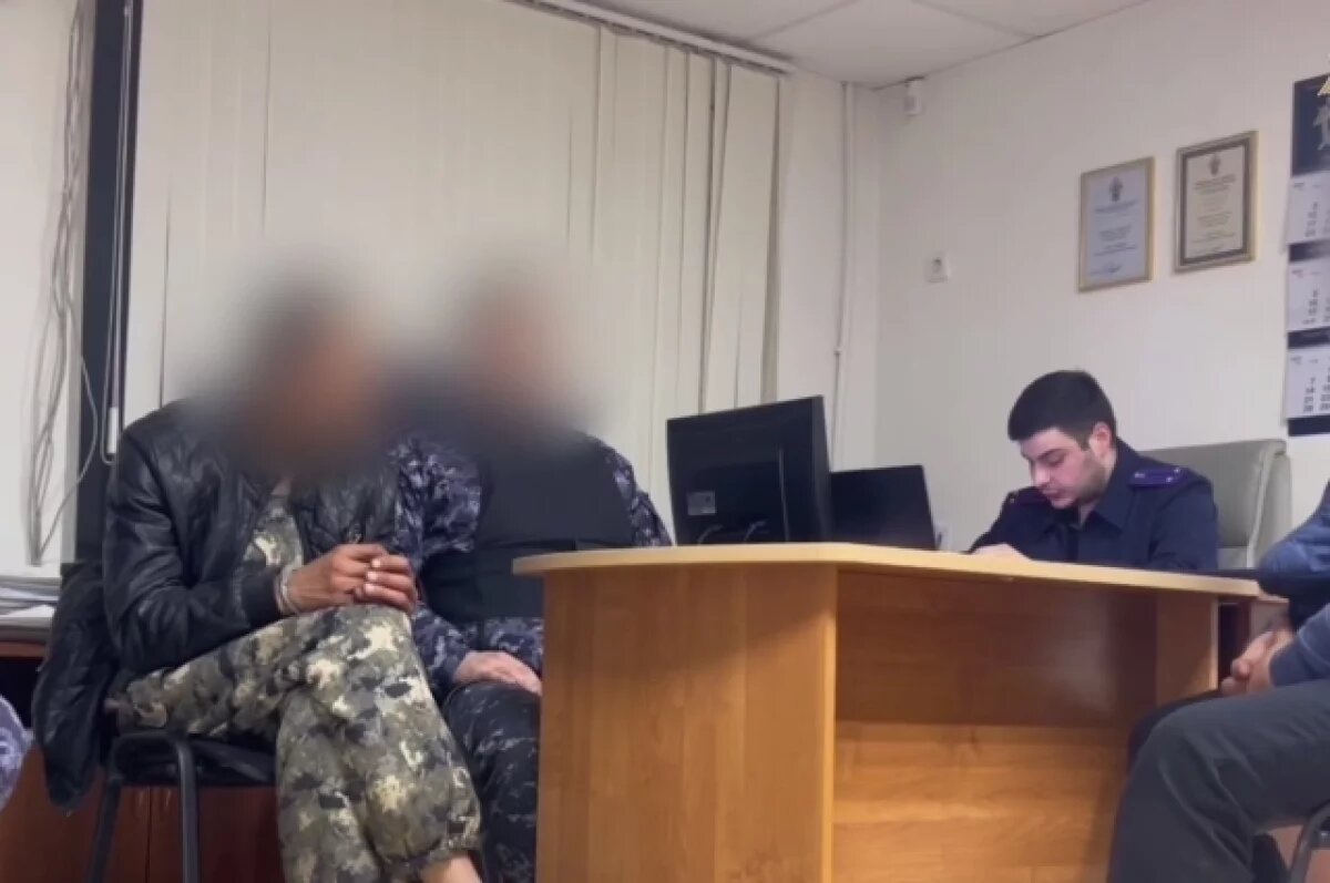    Угрожал нянечкам, пугал малышей.