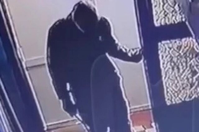    Пьяный дебошир заходит в детский сад с ножом в руке. Фото: Don Mash