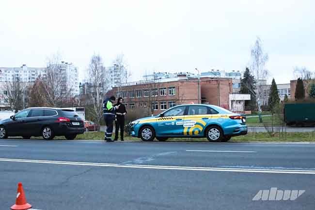 Зачастую таксисты попадают в поле зрения ГАИ за скорость: «Клиент требует «бегом, бегом, я опаздываю». Кто-то говорит: «Меня не волнует, что ты опаздываешь», но все-таки Кто-то спешит на заказ. Допустим, система выдала тебе две минуты на подачу, а ты понимаешь, что ты даже за семь не доедешь…»