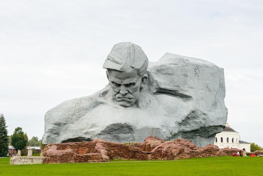 Монумент «Мужество» в Бресте. Источник: https://tripse.ru