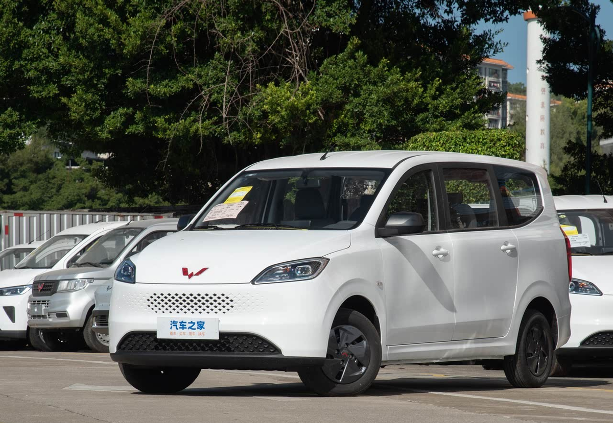 Дешевый минивэн с гибридной силовой установкой