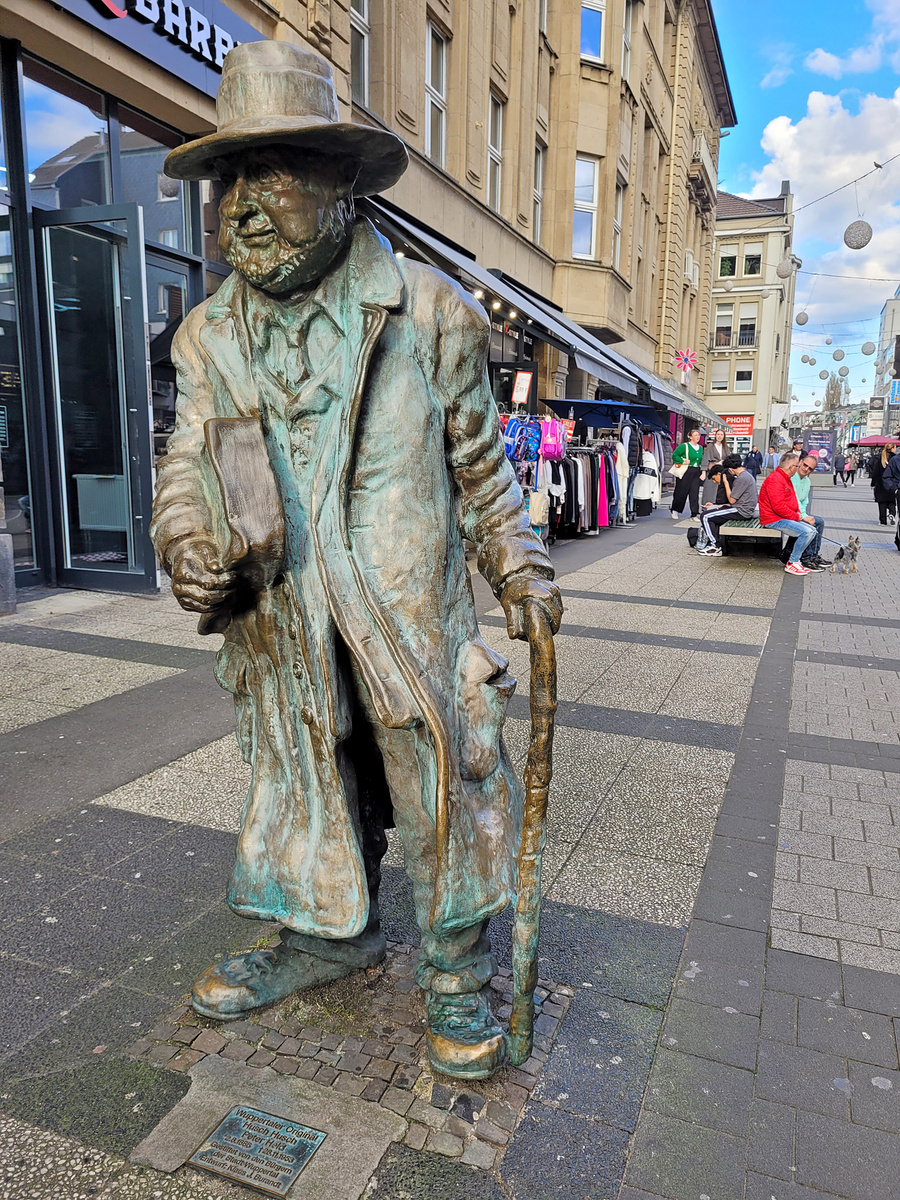 Памятник Хуш Хушу в Вуппертале. Фото автора.