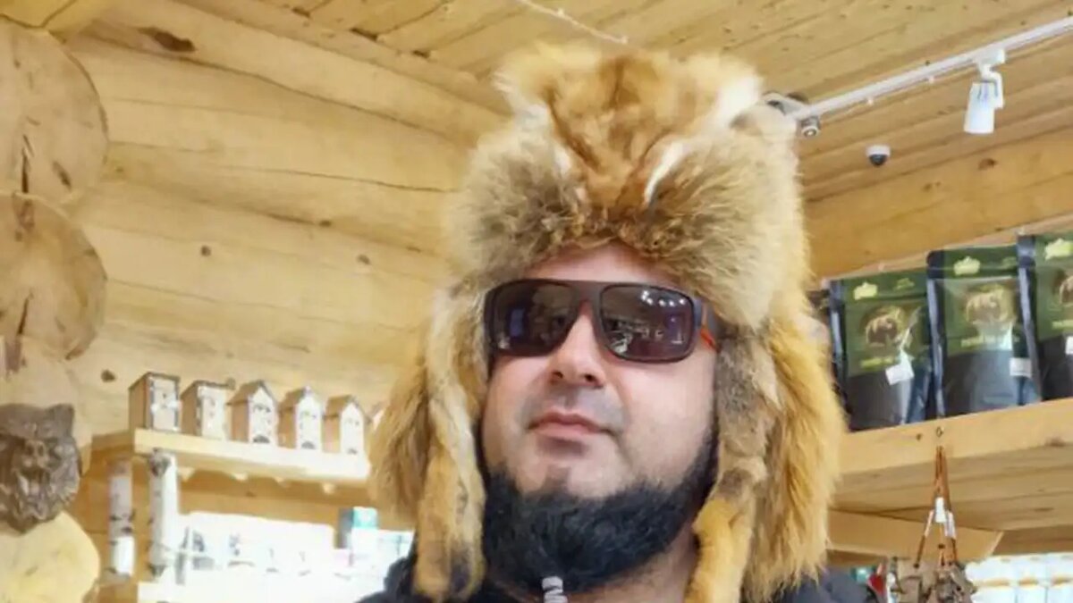    Рэпер Аким Апачев.