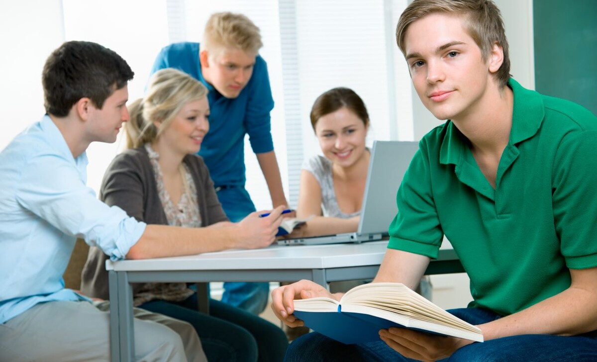    Батл: работать в студенчестве или жить за счет родителей