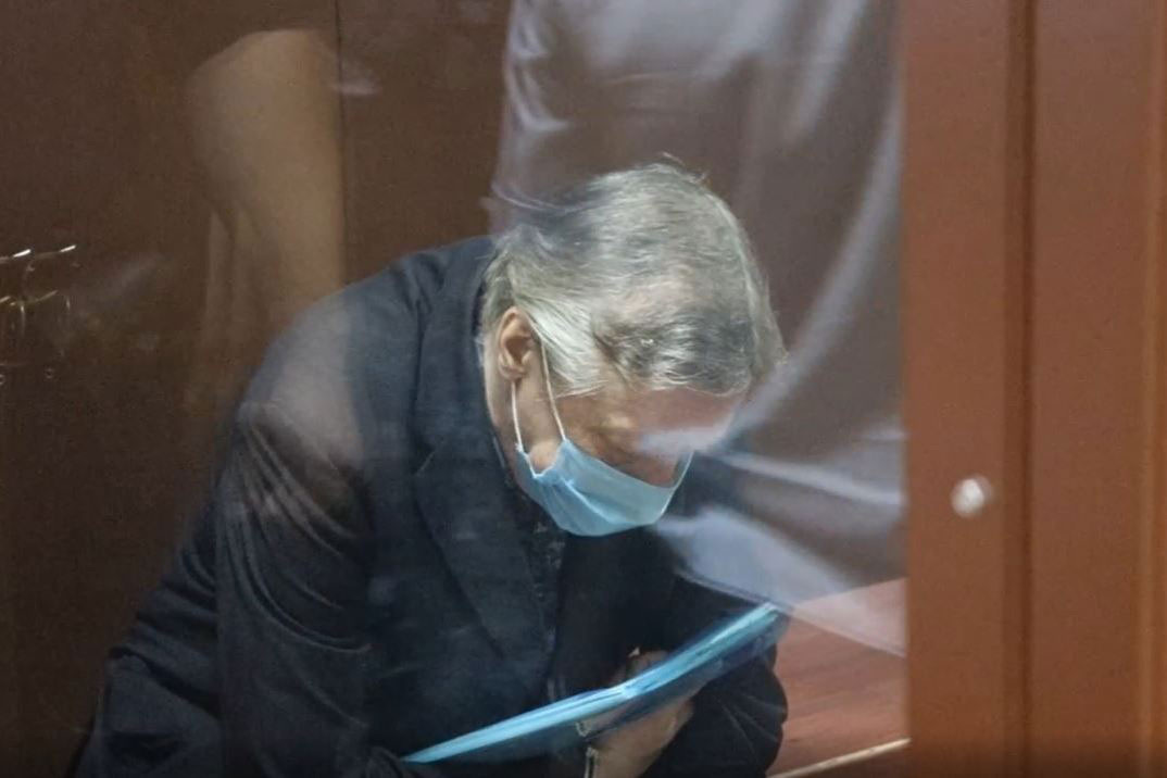 Приговор суда Михаил Ефремов слушал, опустив голову