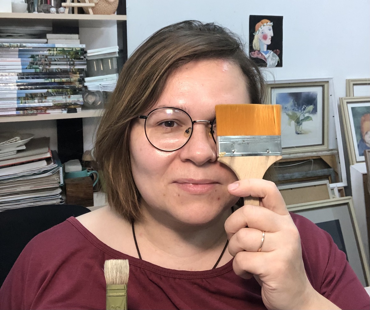 На фото я с флейцем — этой кистью я смачиваю бумагу