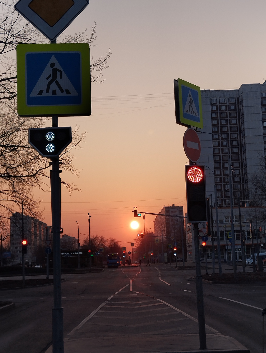Московское время 06 часов 48 минут. Март в Алтуфьево. Перекрёсток Череповецкой улицы и Алтуфьевского шоссе. ЗДЕСЬ и далее фото автора и(или) из личного архива автора, если не указано иначе.
