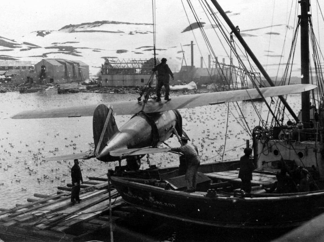 Lockheed Vega сэра Джорджа Хьюберта Уилкинса источник: https://www.businessinsider.com/photos-show-the-impressive-history-of-aviation-on-antarctica-2021-12#for-the-first-time-in-history-new-land-was-being-discovered-in-the-air-wilkins-wrote-about-the-journey-10