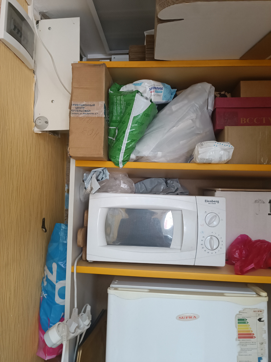 А внизу ещё и пакетик маленький мусорный висит. Ага. Красотень🤬