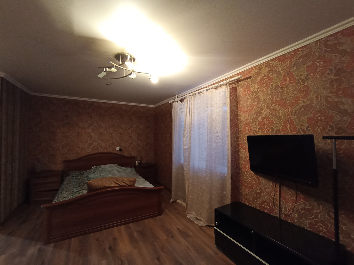 Хотя днем света от двух окон вполне хватает