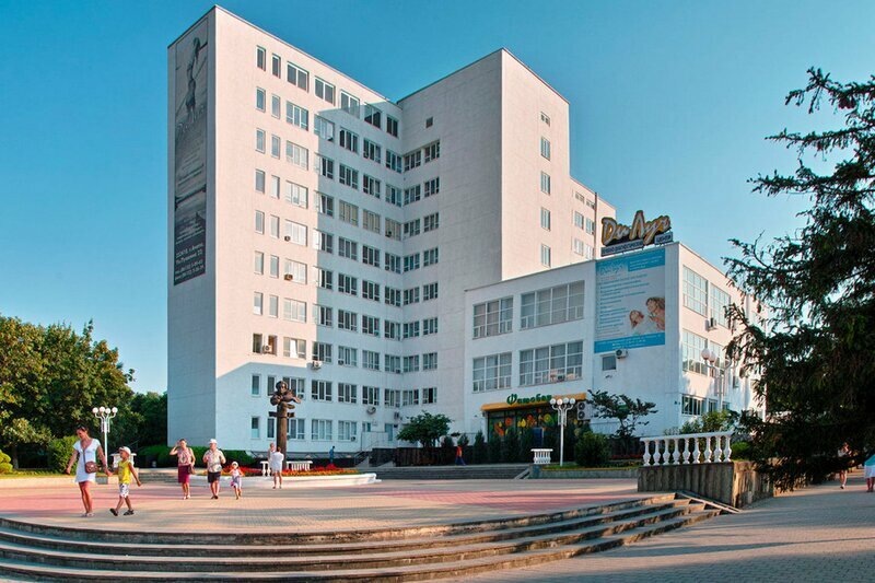 В санатории расположены пять жилых корпусов, лечебно-диагностический центр, бювет, столовая, бассейн и спа-комплекс. Фото: «ДиЛУЧ» / Яндекс Путешествия