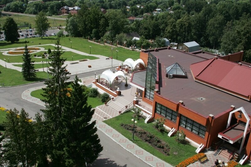 У пансионата просторная территория и помимо жилых корпусов здесь есть культурно-спортивный центр, конюшня, спортивные площадки, а зимой — ледовый каток. Фото: «Заря» / Яндекс Путешествия