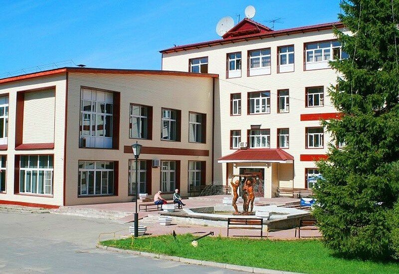 На территории расположены жилые корпуса, столовая, водо- и грязелечебницы, досуговый центр и парк для прогулок. Фото: Санаторий «Марциальные воды» / Яндекс Путешествия