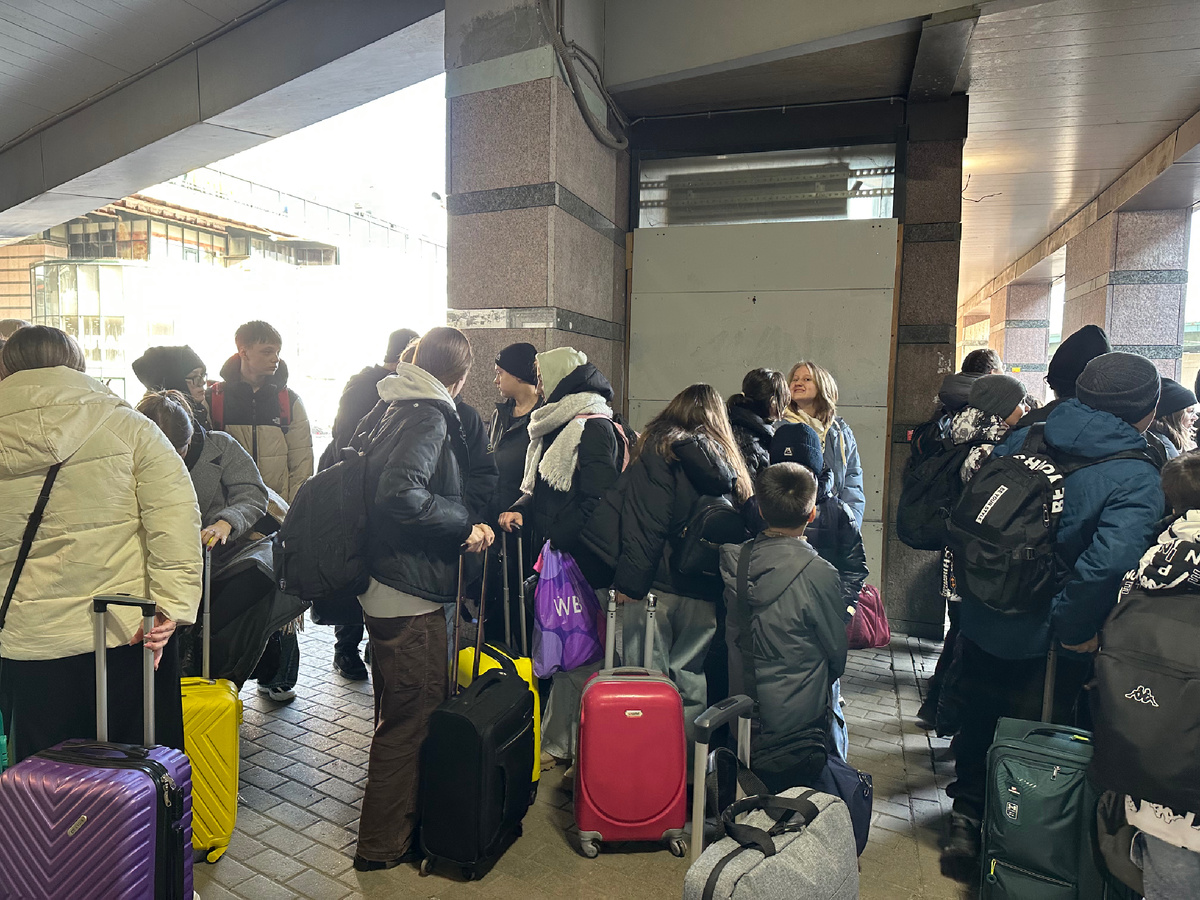 Наша толпа учеников-туристов в Санкт-Петербурге.