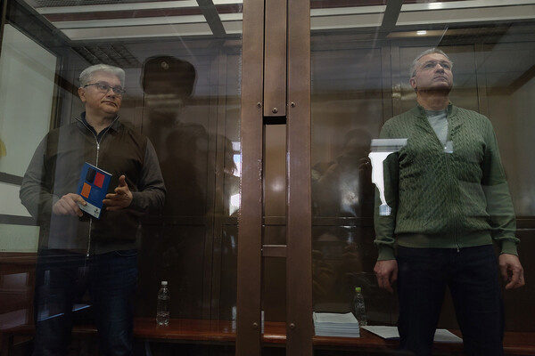    Бывший заместитель главы Минобороны РФ Тимур Иванов и его бывший подчиненный Антон Филатов (слева) на заседании в Московском городском суде, 24 марта 2025 года / Аня Громова/«Газета.Ru»