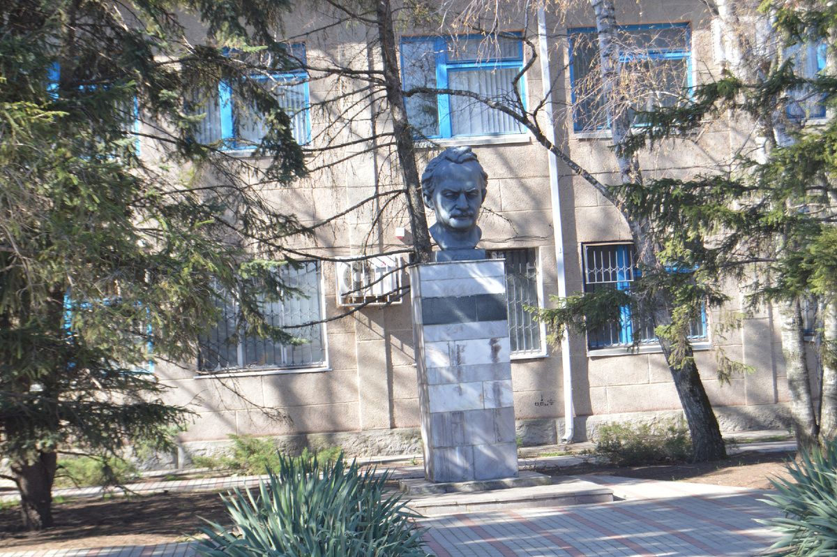 Фото автора. 24.03.2025. Памятник Георгию Димитрову у правления агрофирмы. 