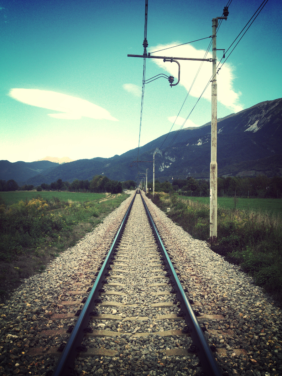 Многие философские теории детерминизма сводятся к мысли о том, что реальность следует неким предопределённым путём,словно рельсы ж\д путей