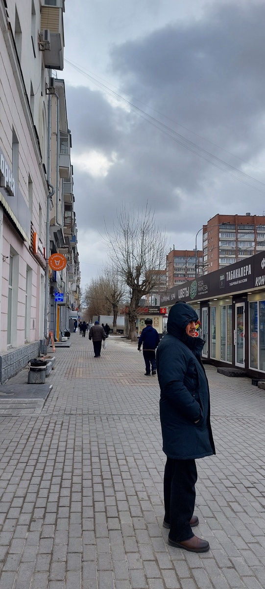 Вот такой ветрище. Люди кутаются. А я иду уже от вокзала, куда ездила в магазин тканей и фурнитуры, по Соц.проспекту в сторону Молодежной. Снег еще реденький, но летит, а ветер всё ветер сильней, я одета тепло. Примерно как вот этот прохожий.