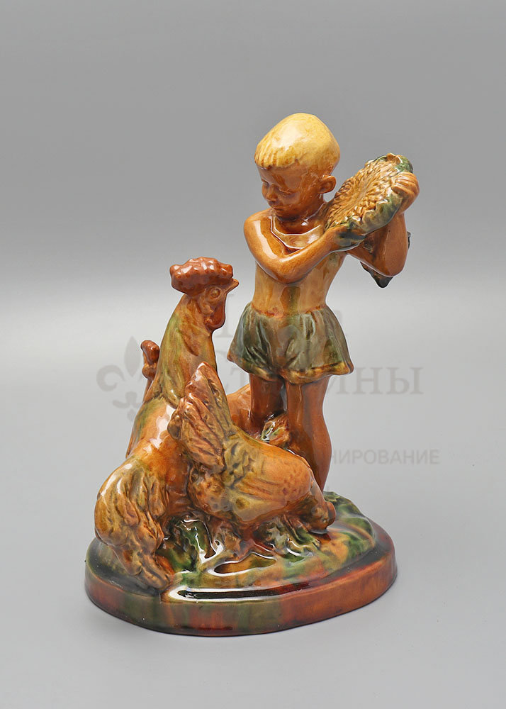 Статуэтка «Мальчик с подсолнухом, петухом и курами», скульптор Лобанов В. С., керамика, СХФ №1, 1960-е. Фото с нашего сайта dvaveka.ru