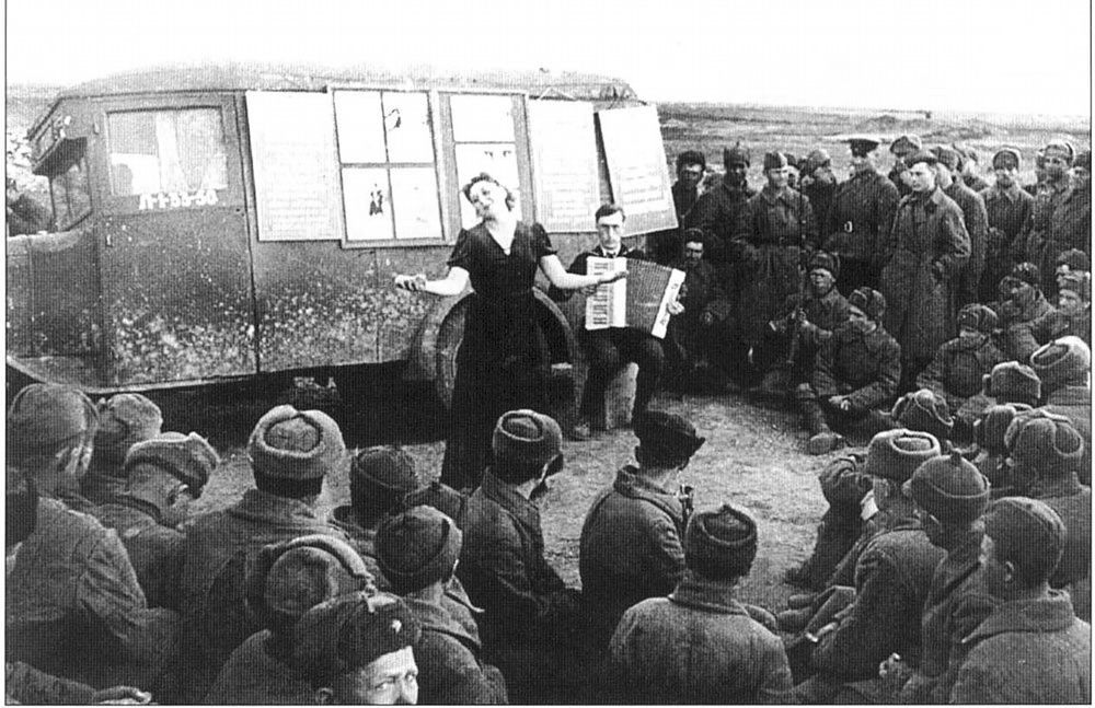 Клавдия Шульженко выступает перед солдатами на передовой
