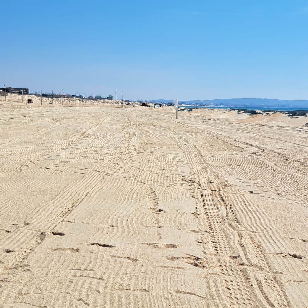 Витязево, пляж Паралия. Песок просеивают техникой. 