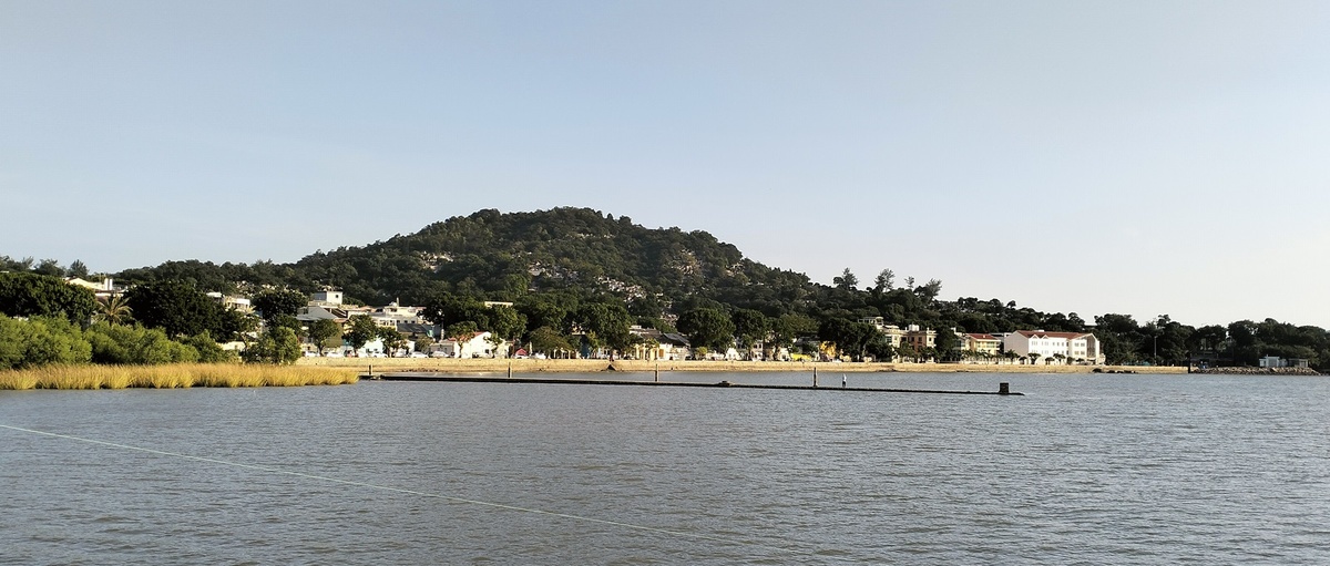 Вид на всю деревню Колоан с воды