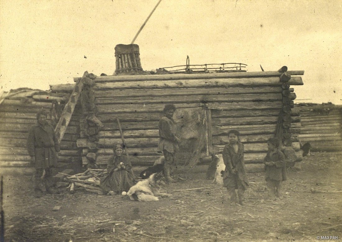 Юкагирская юрта. Фото из коллекции Кунсткамеры. На следующем фото хорошо видно как несколько юрт, стоявших вместе, образовывали нечто подобное сплошной стены, которую можно было назвать "острожком".