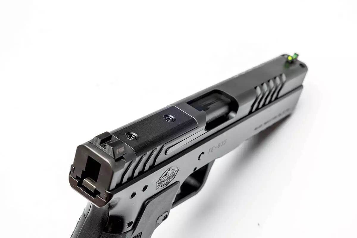 Пистолет оснащён прицелом, который обеспечивает более точное прицеливание в условиях недостаточной освещённости, а также имеет специальное крепление для установки дополнительного коллиматорного прицела. 