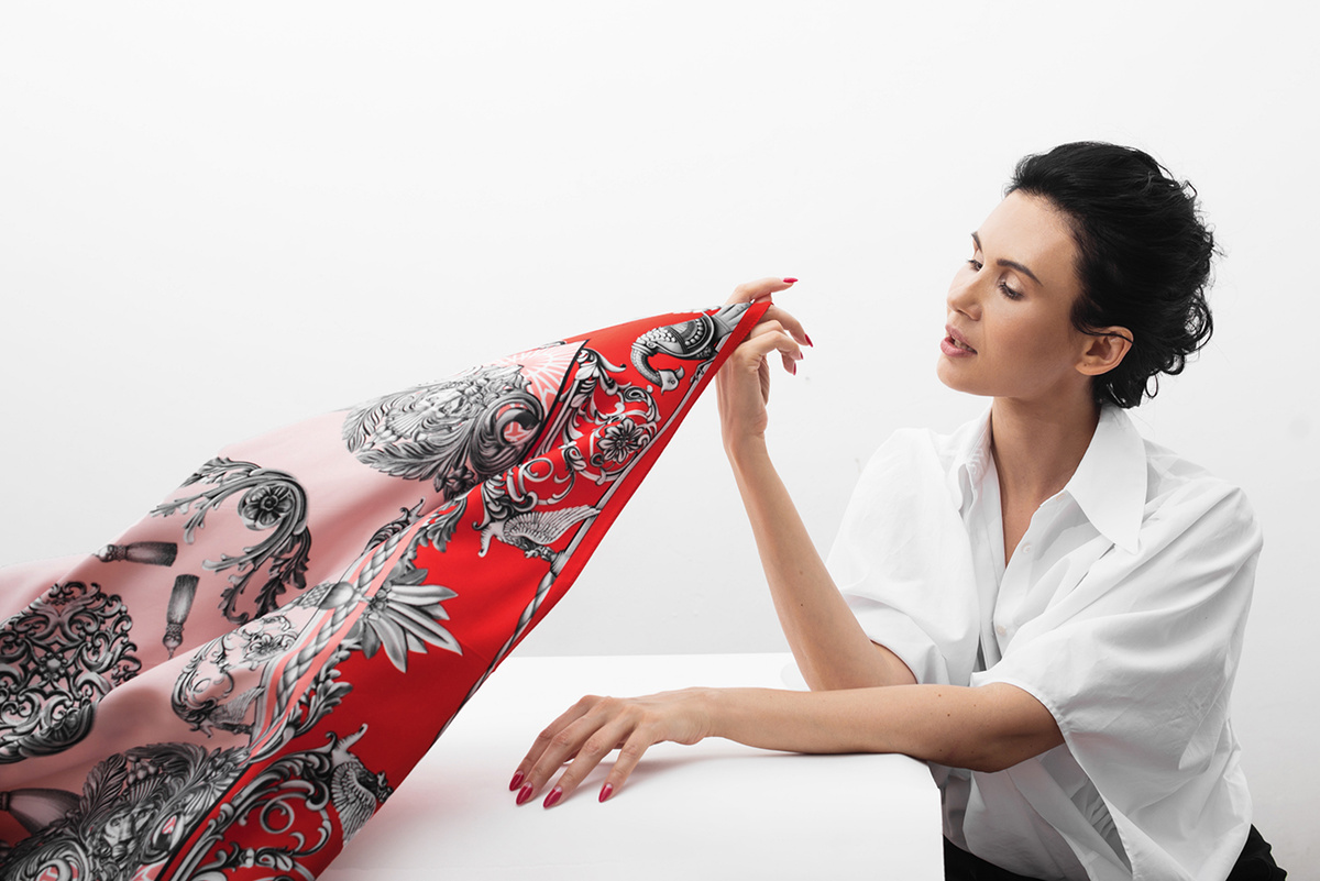 Дизайнер, популяризатор российской культуры Нина Ручкина. Основатель Модного Дома (2006), брендов платков "Русские в моде" by Nina Ruchkina (2014) и Nina Ruchkina Premium (2023)