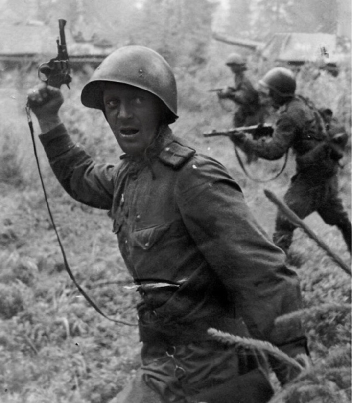 Советский офицер поднимает бойцов в атаку. 1944 г. В руке у него револьвер М1895. Из открытых источников