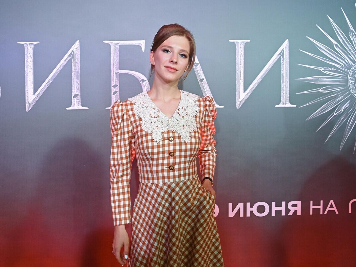    Актриса Лиза Арзамасова на премьере сериала "Библиотекарь" в московском кинотеатре "КАРО 11 Октябрь"© РИА Новости / Кристина Кормилицына