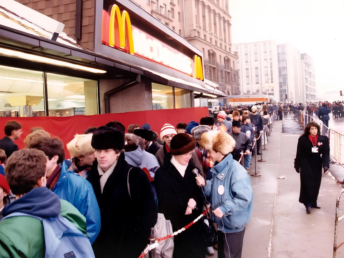 Очередь у первого ресторана, открытого на Пушкинской площади 31 января 1990 года