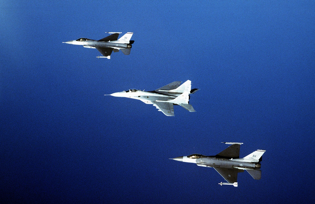 МиГ-29 Люфтваффе Бундесвера и Ф-16 ВВС США на маневрах в НАТО, где МиГи всегда изображали агрессоров и очень достоверно. Фото ВВС США