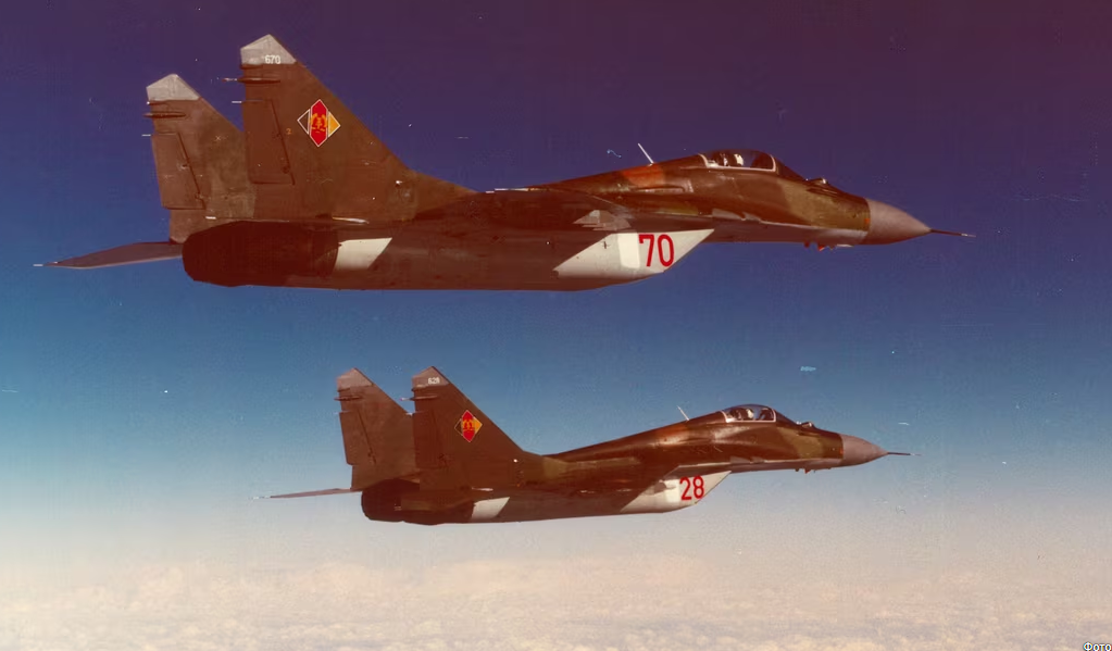 МиГ-29 попали в ГДР в 1989 году. Несмотря на достаточно интенсивную эксплуатацию, немцы не потеряли ни одного переданного СССР МиГа и отзывались о них, как о очень прочных, управляемых и ремонтопригодных машинах. Фото ННА ГДР