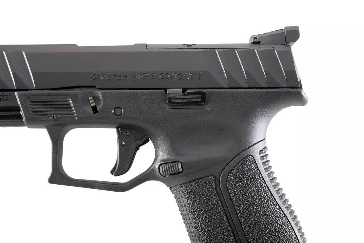 У модели STR \-9 Combat X нет предохранителя для большого пальца, но есть предохранитель для спускового крючка. Благодаря длинному хвосту и специальной форме спусковой скобы удобно держать оружие и стрелять. 