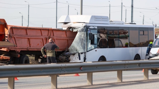    "Ослепило солнце": водитель автобуса объяснил, почему врезался в грузовик в Крыму ©Сергей Мальгавко/ТАСС