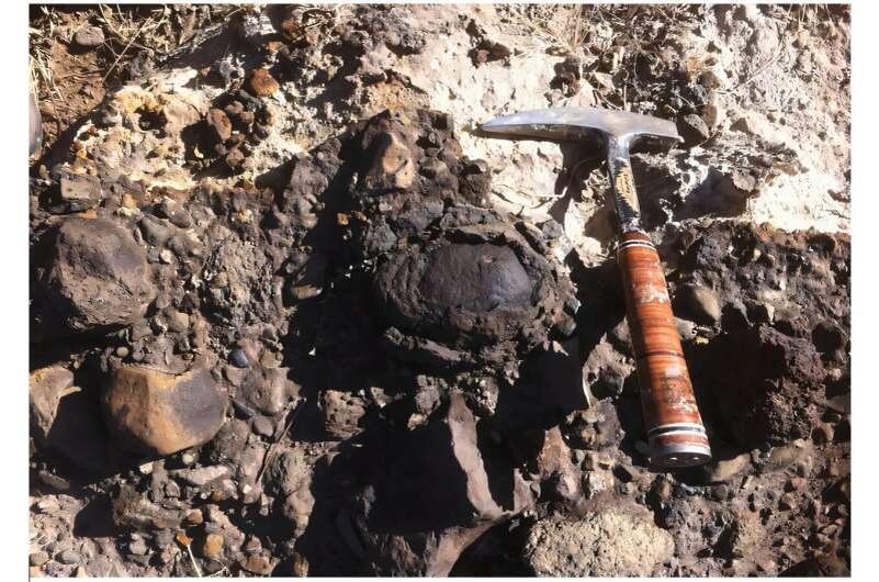 Рядом с сферами найдены кости Homo ergaster, Homo heidelbergensis и ранних Homo sapiens. Это указывает, что технология передавалась через поколения. Отслаивающийся базальт со сферическим ядром в ущелье Симбиро в Мелка-Кунтуре. Фото: Mussi 2025