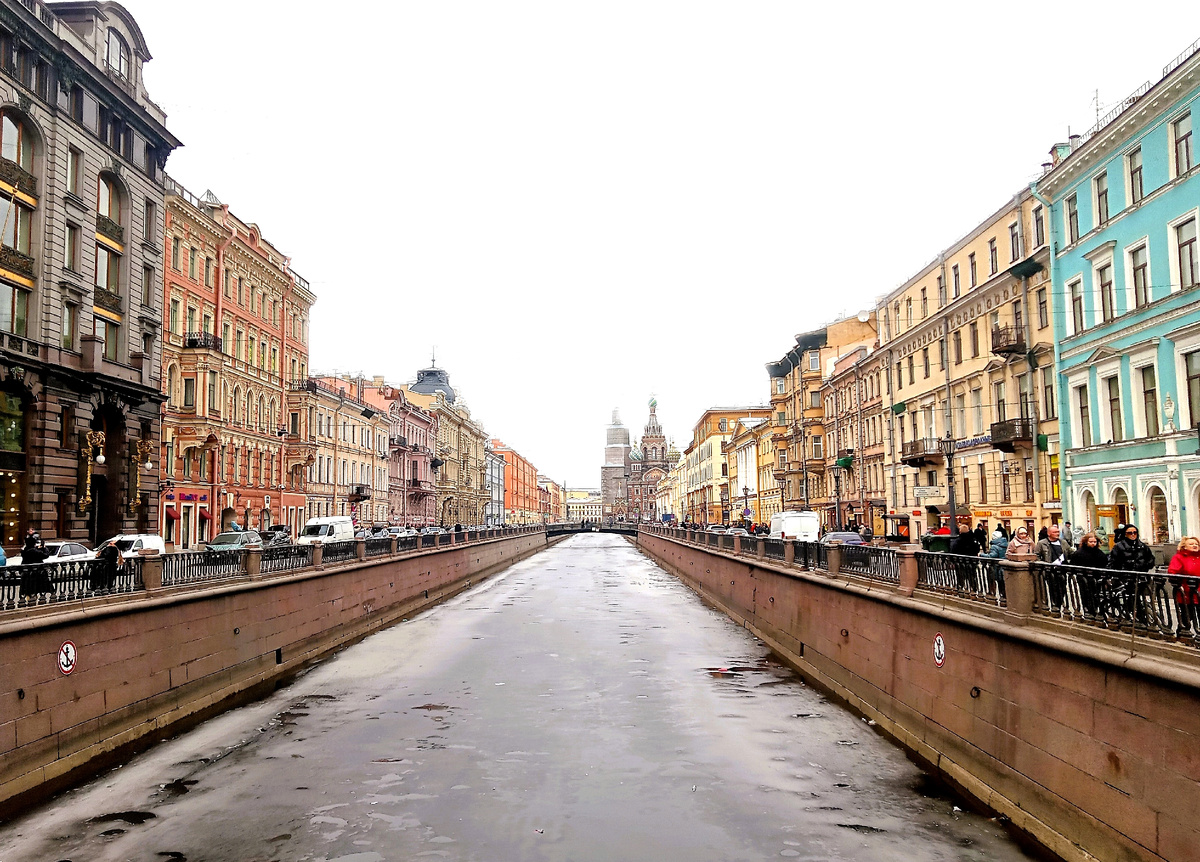 Канал Грибоедова еще не пошел. Но это и не удивительно. Он узенький и почти "зашит" внутри домов, стремящихся к символу бесконечности. Фото автора