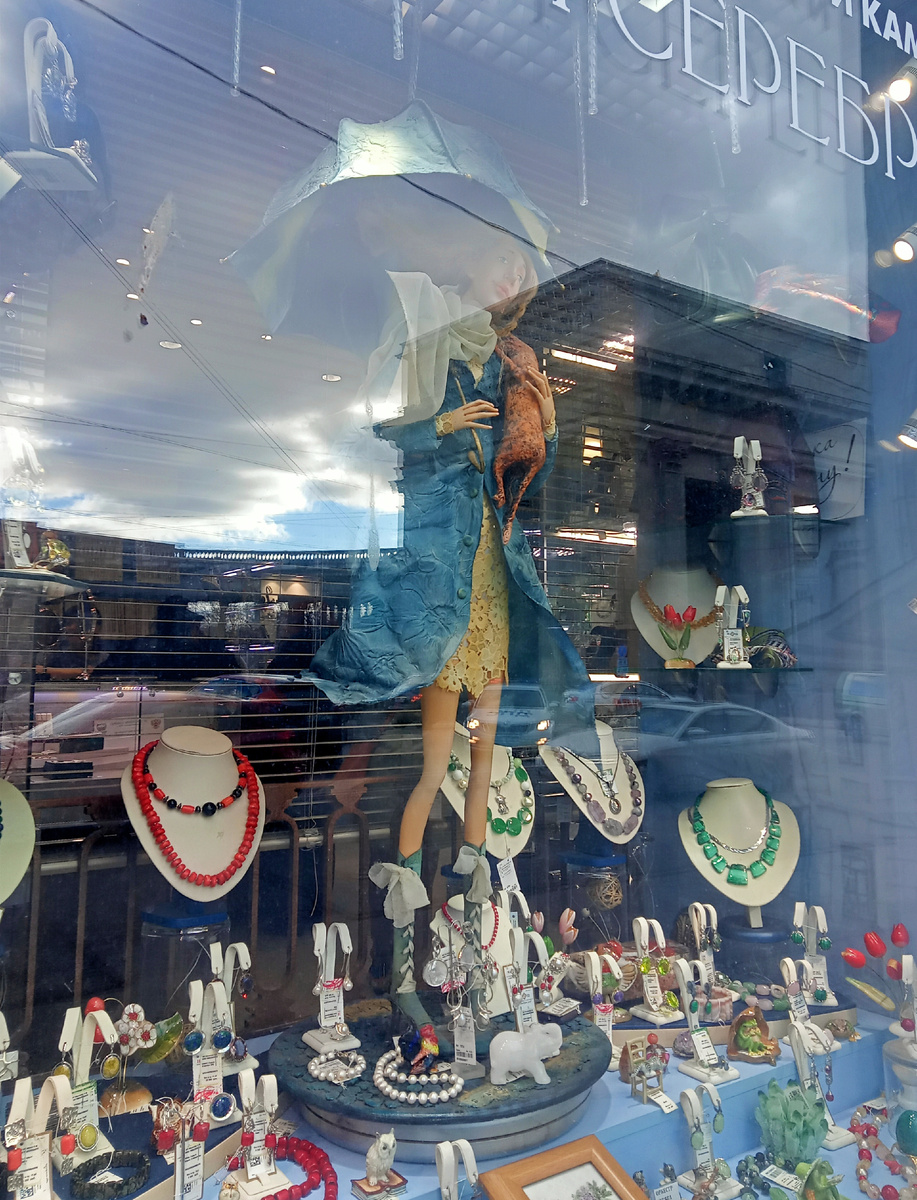 Витрина на канале Грибоедова. Фото автора