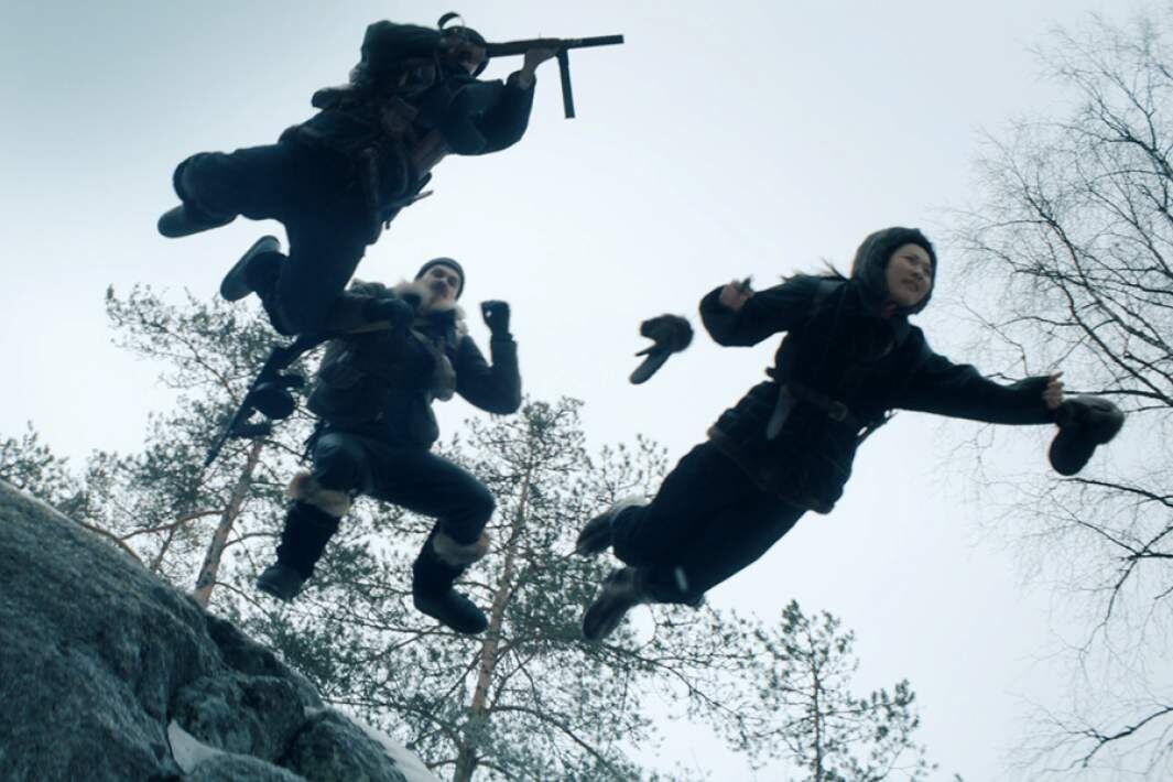 Момент прыжка со скалы