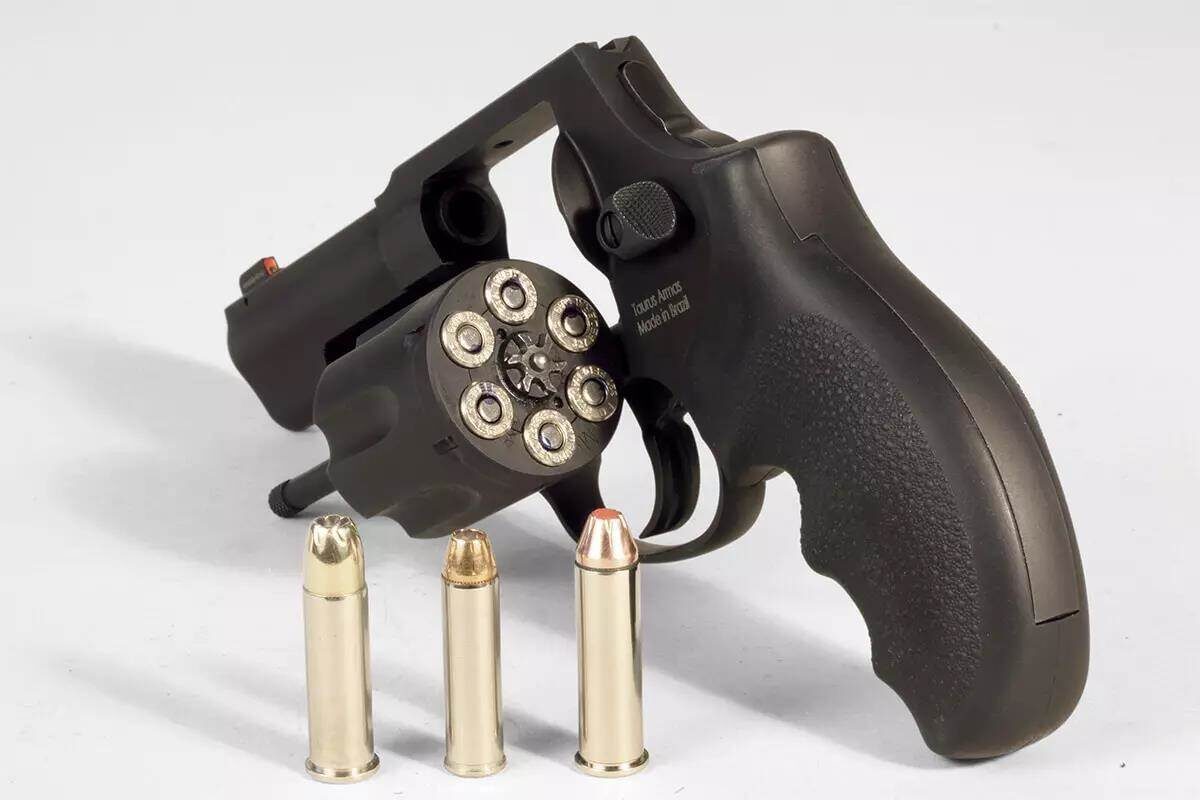 Патрон .327 Federal Magnum (в центре) мощнее патрона .38 Special (слева) и сравним с патроном .357 Magnum (справа). Пистолет для патрона .327 также может использовать патроны .32 H&R и .32 S&W. 