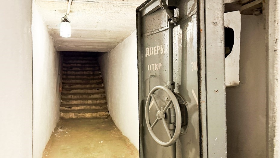    Вход в бункер бомбоубежища. Автор фото: Екатерина Сычкова / URA.RU / ТАСС