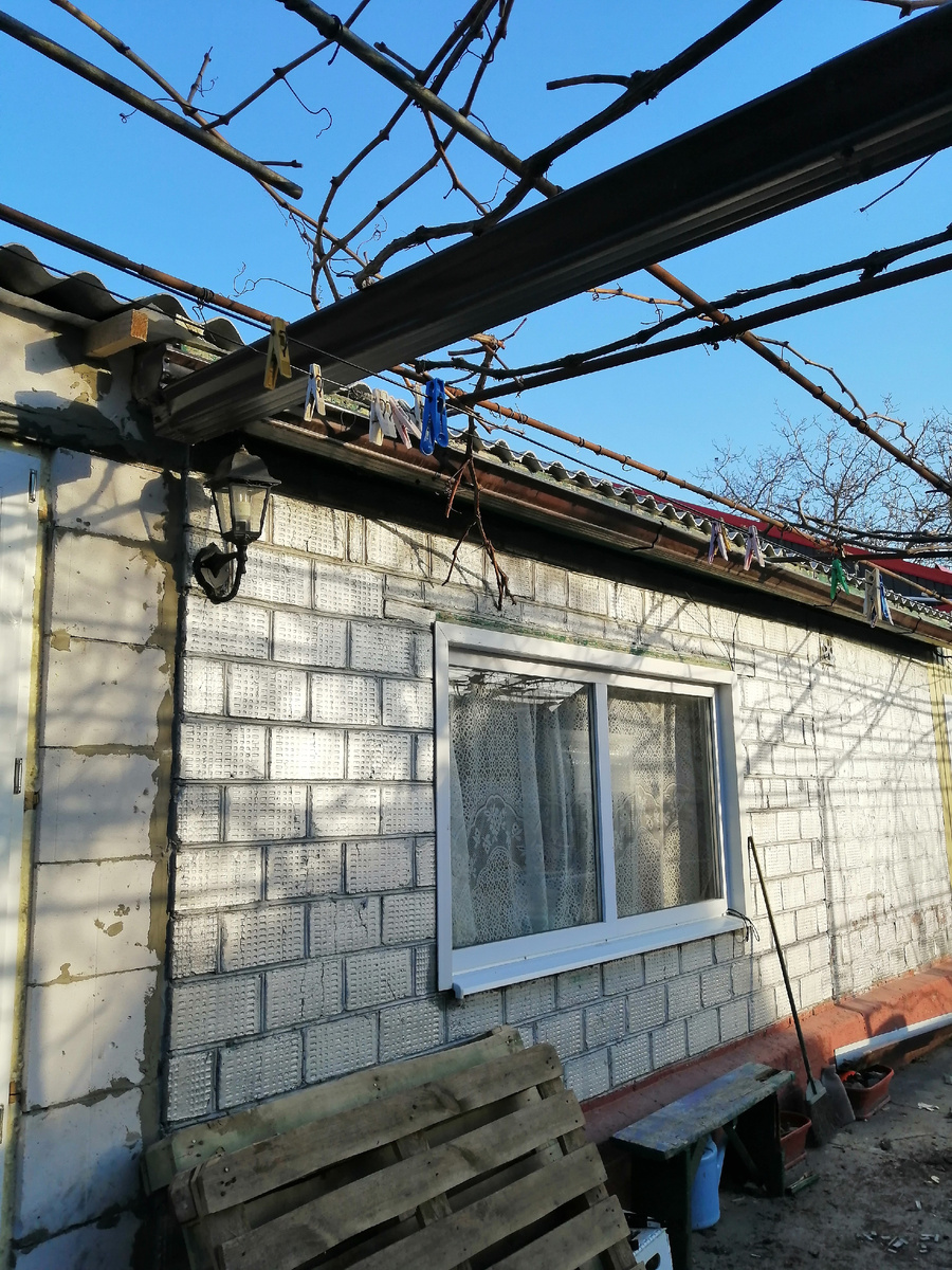 Не видно крышу , но она новая.