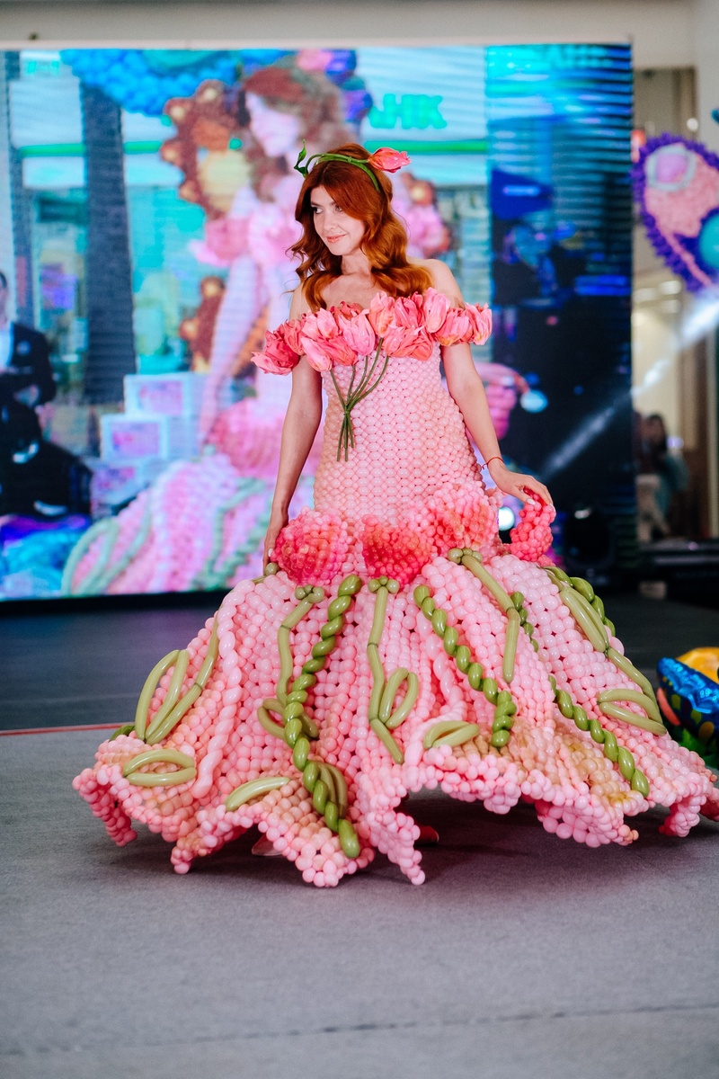 
Яркое дефиле моделей в платьях из воздушных шаров