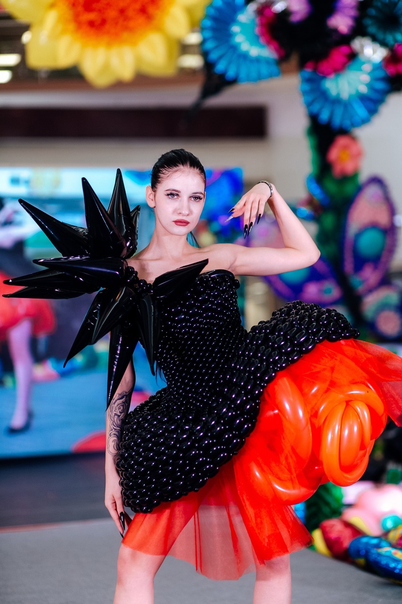 В Краснодаре прошел необычный показ мод, где все наряды были созданы из воздушных шаров