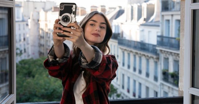    Кадр из сериала «Эмили в Париже»